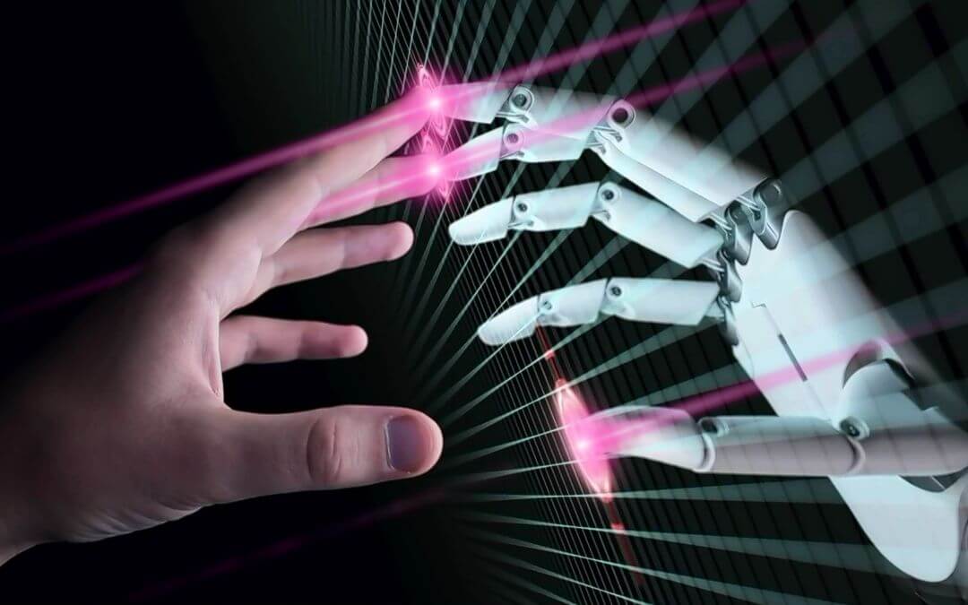 Eine menschliche Hand trifft auf eine Roboterhand