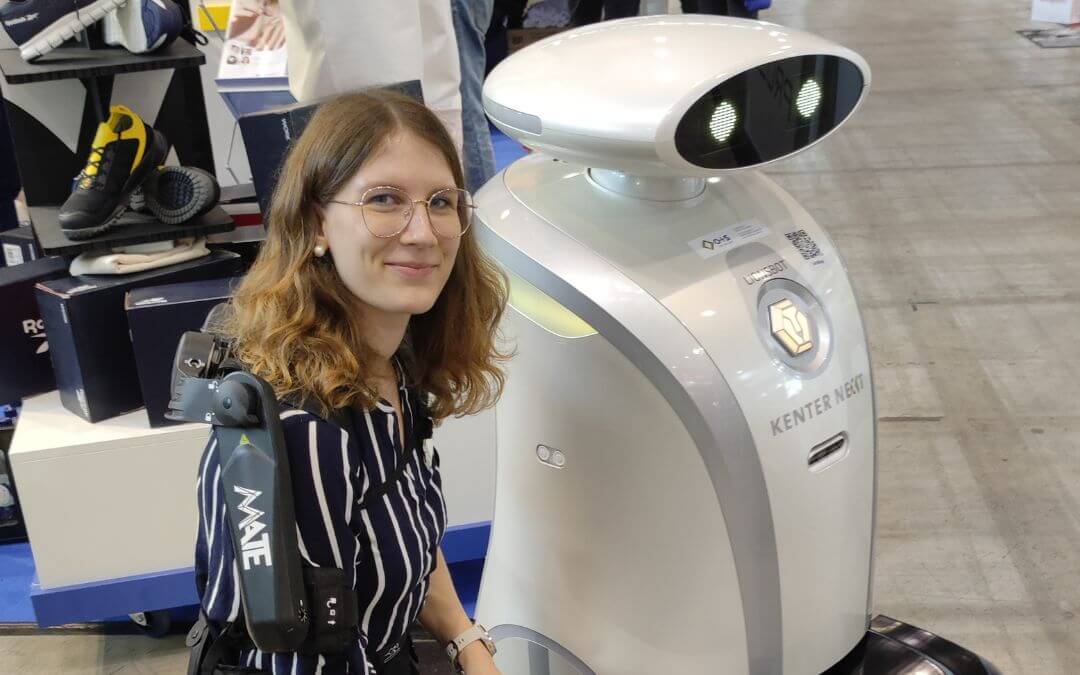 Julia Mitschke mit einem neuartigen Roboter auf der Messe A&A in Stuttgart 2022